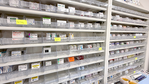 レモン薬局　寝屋川市駅前店の薬棚