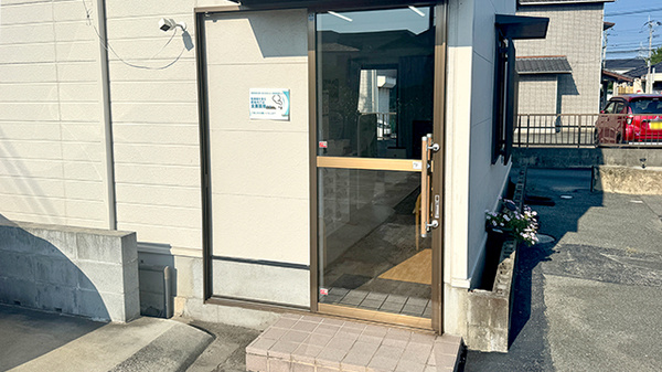 手鎌薬局の入口