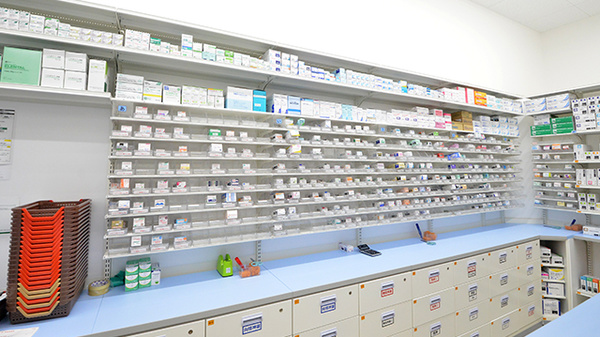 スギ薬局 香久山南店の薬棚