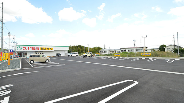 スギ薬局 香久山南店の駐車場