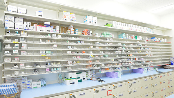 スギ薬局 船橋夏見店の薬棚
