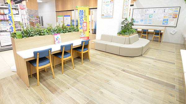 薬局くすりの福太郎　アポロプラントモール店の待合スペース