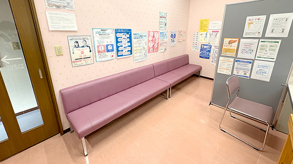 かえで薬局下吉田店の待合スペース