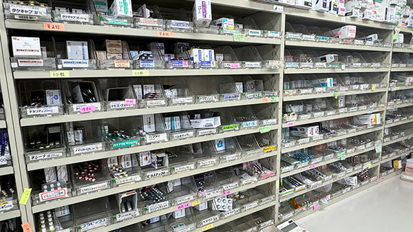 日生薬局　町田店の薬棚