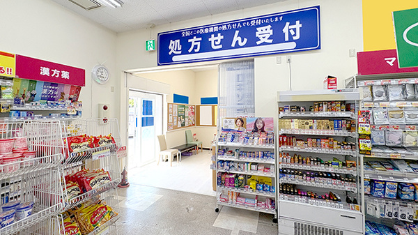 アカカベ薬局　藤が尾店の入口