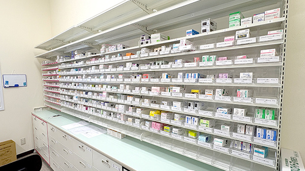 アカカベ薬局　藤が尾店の薬棚