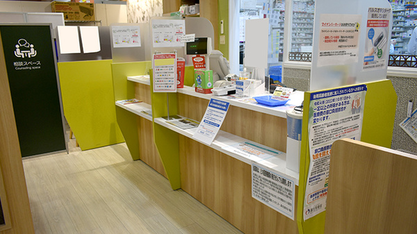 アカカベ薬局　ポップタウン住道店の受付/カウンター