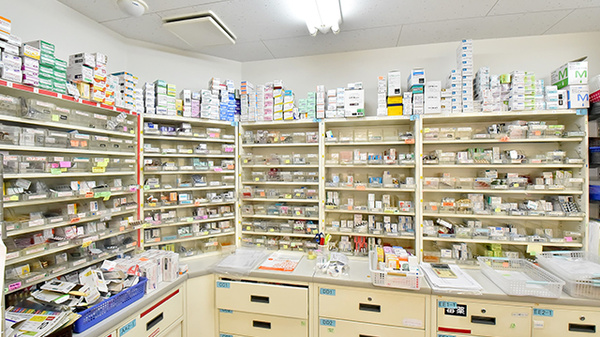 薬ヒグチ調剤薬局 千束店の薬棚