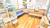 薬ヒグチ調剤薬局 パークタワー店の待合スペース