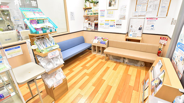 薬ヒグチ調剤薬局 パークタワー店の待合スペース