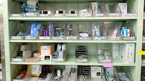 加藤薬局 やまと店の薬棚