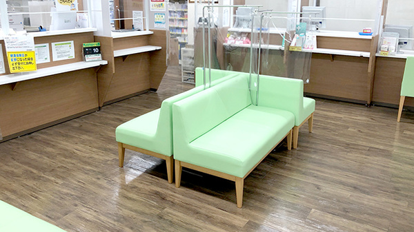 杏林堂薬局　新居店の待合スペース