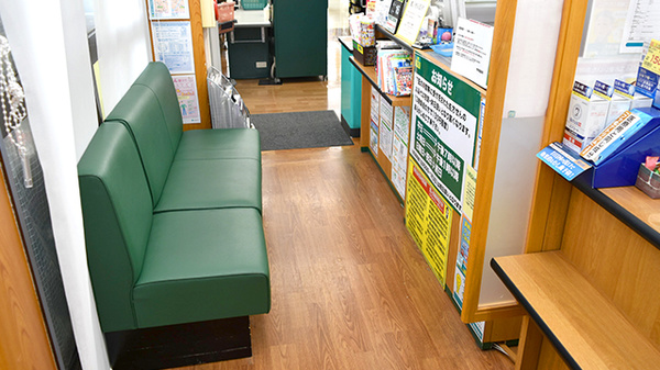 杏林堂薬局　富塚店の待合スペース