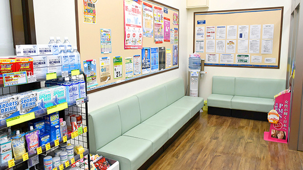 杏林堂薬局　姫街道店の待合スペース