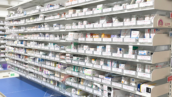 杏林堂薬局　遠州病院前店の薬棚