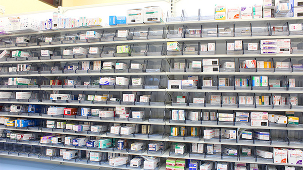 杏林堂薬局　新津店の薬棚