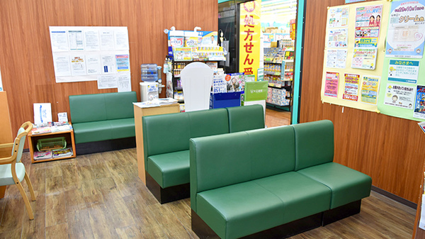 杏林堂薬局　芳川店の待合スペース