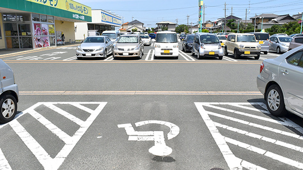 杏林堂薬局　芳川店の駐車場
