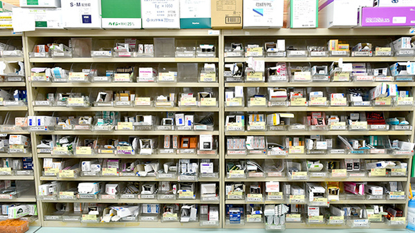 杏林堂薬局　労災病院前店の薬棚