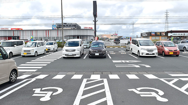 杏林堂薬局　ピーワンプラザ天王店の駐車場