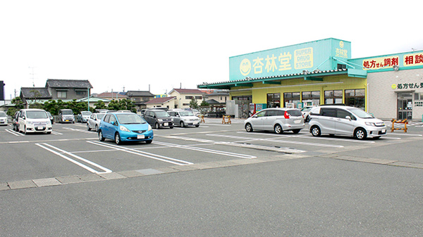杏林堂薬局　上岡田店の駐車場