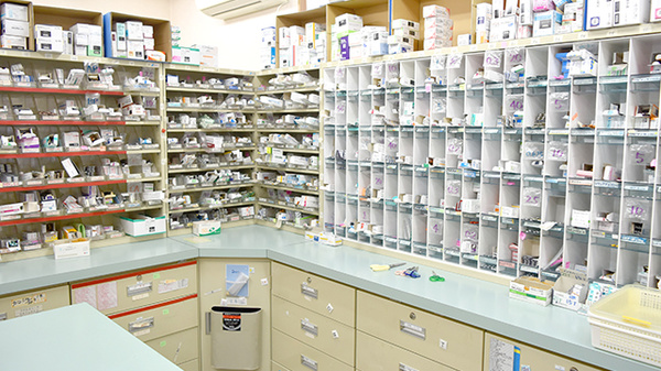 サンリツ薬局　本中山店の薬棚