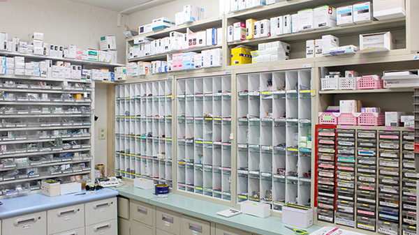 サンリツ薬局　谷塚店の薬棚