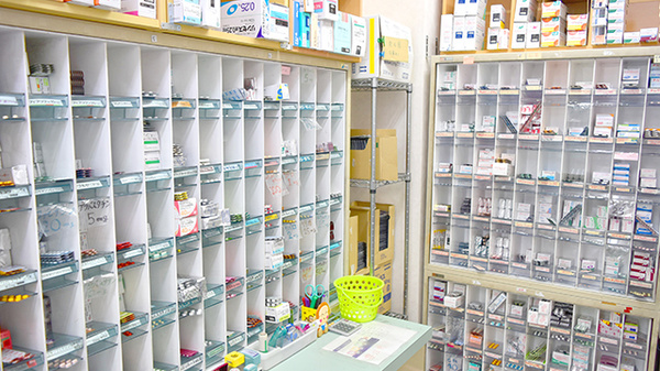 サンリツ薬局　幕張本郷店の薬棚