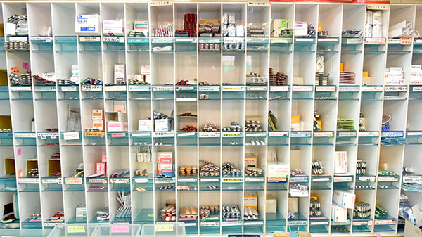 サンリツ薬局　長浦店の薬棚