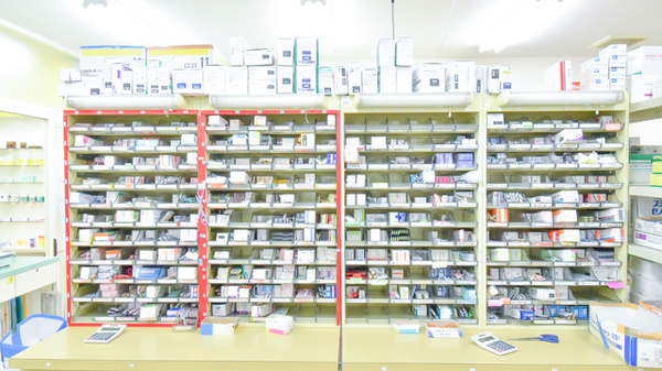 ナガオ薬局新栄館の薬棚