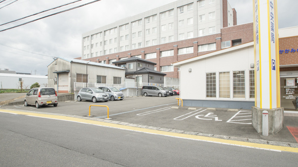 かかみの中央薬局の駐車場