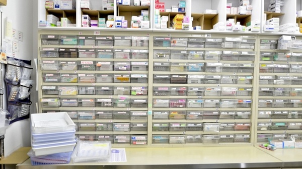 あい波田薬局の薬棚