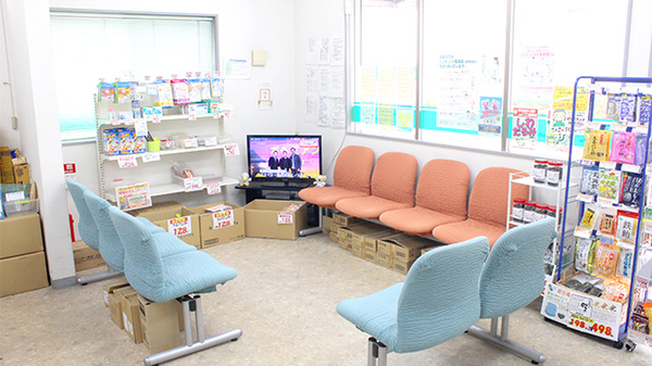 君津薬局　東坂田店の待合スペース