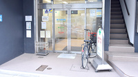 春日通薬局の入口