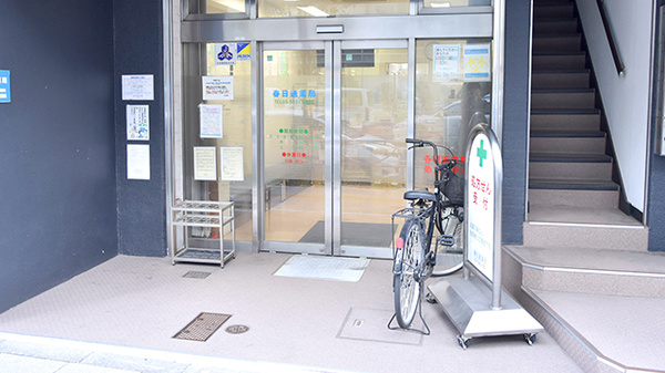 春日通薬局の入口
