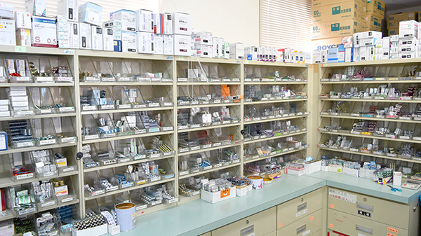 ダリヤ安中薬局の薬棚