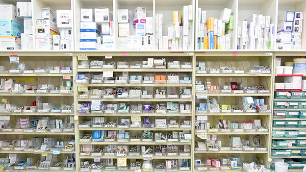ダリヤ幕張薬局の薬棚
