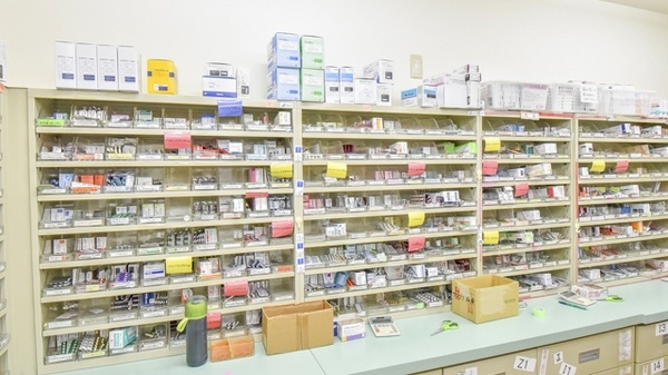 ダリヤ桂薬局の薬棚
