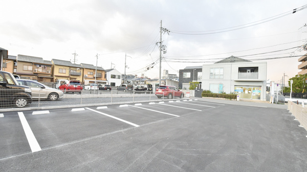 ダリヤ桂薬局の駐車場