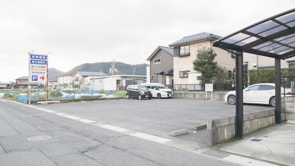 あくたみ薬局の駐車場