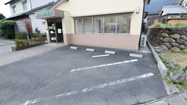 いしづ薬局の駐車場