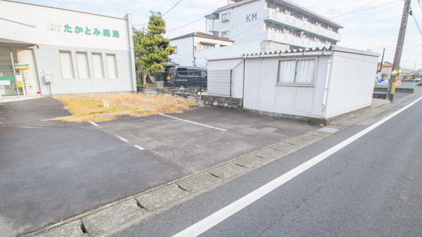たかとみ薬局の駐車場