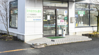 粕川調剤薬局の入口