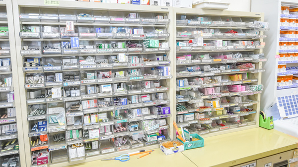 粕川調剤薬局の薬棚