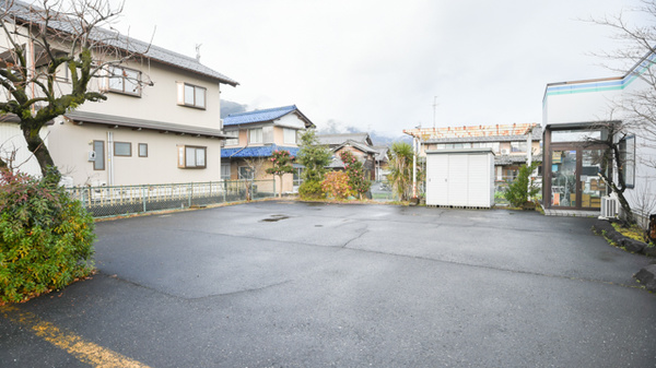 粕川調剤薬局の駐車場