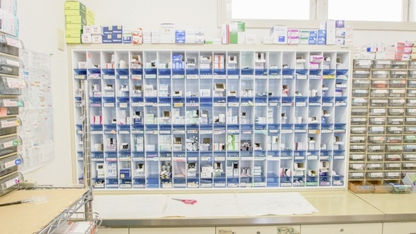 藤江調剤薬局の薬棚