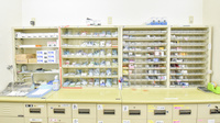 三丁目調剤薬局の薬棚