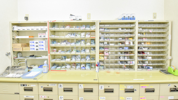 三丁目調剤薬局の薬棚