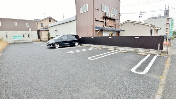 新川調剤薬局の駐車場