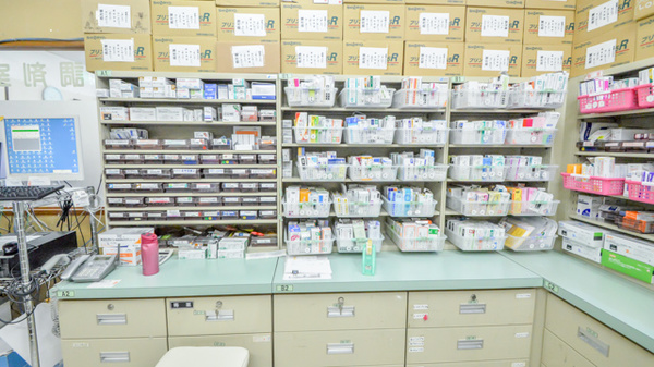 しみず薬局プラファ調剤の薬棚